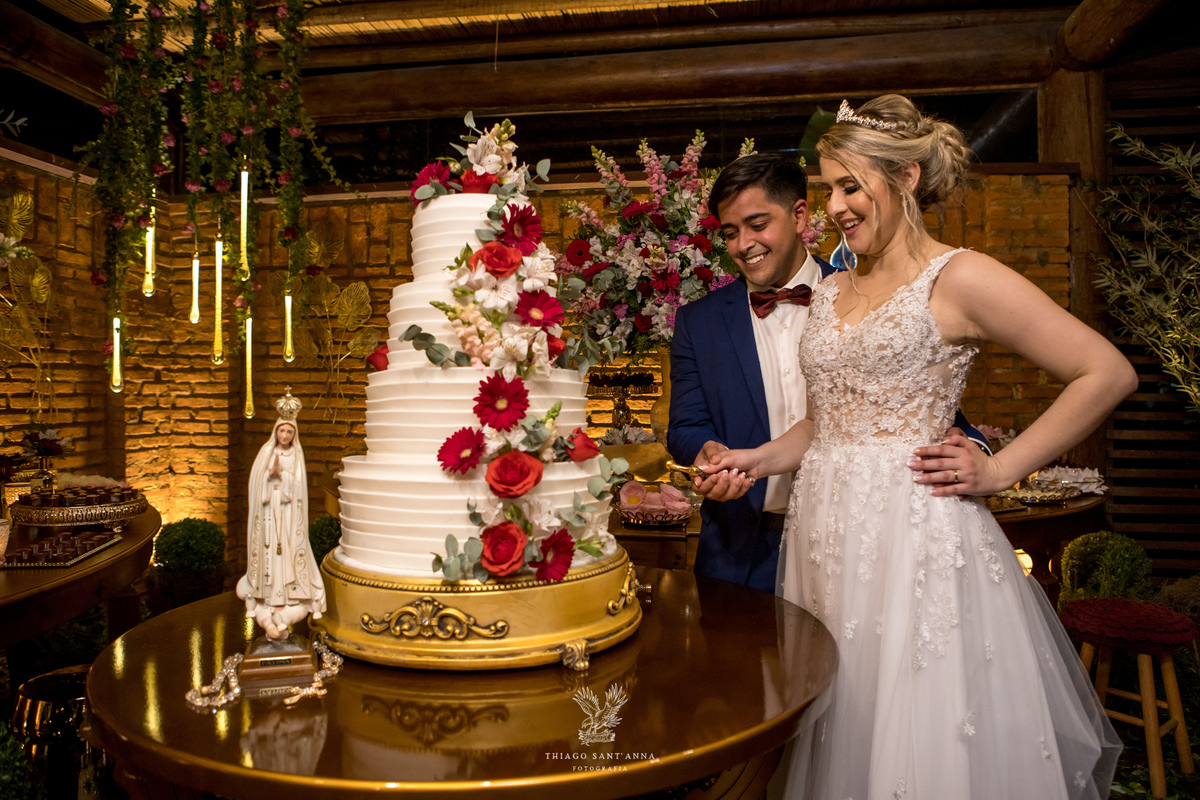 Corte do bolo de casamento