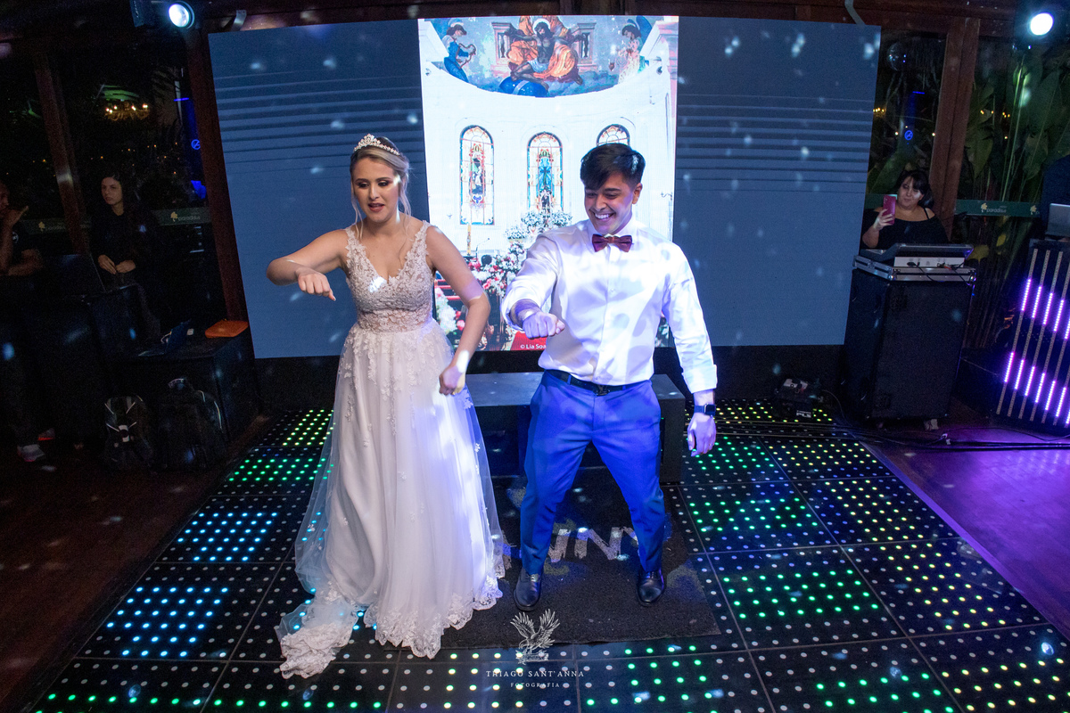 Noivos na pista de dança