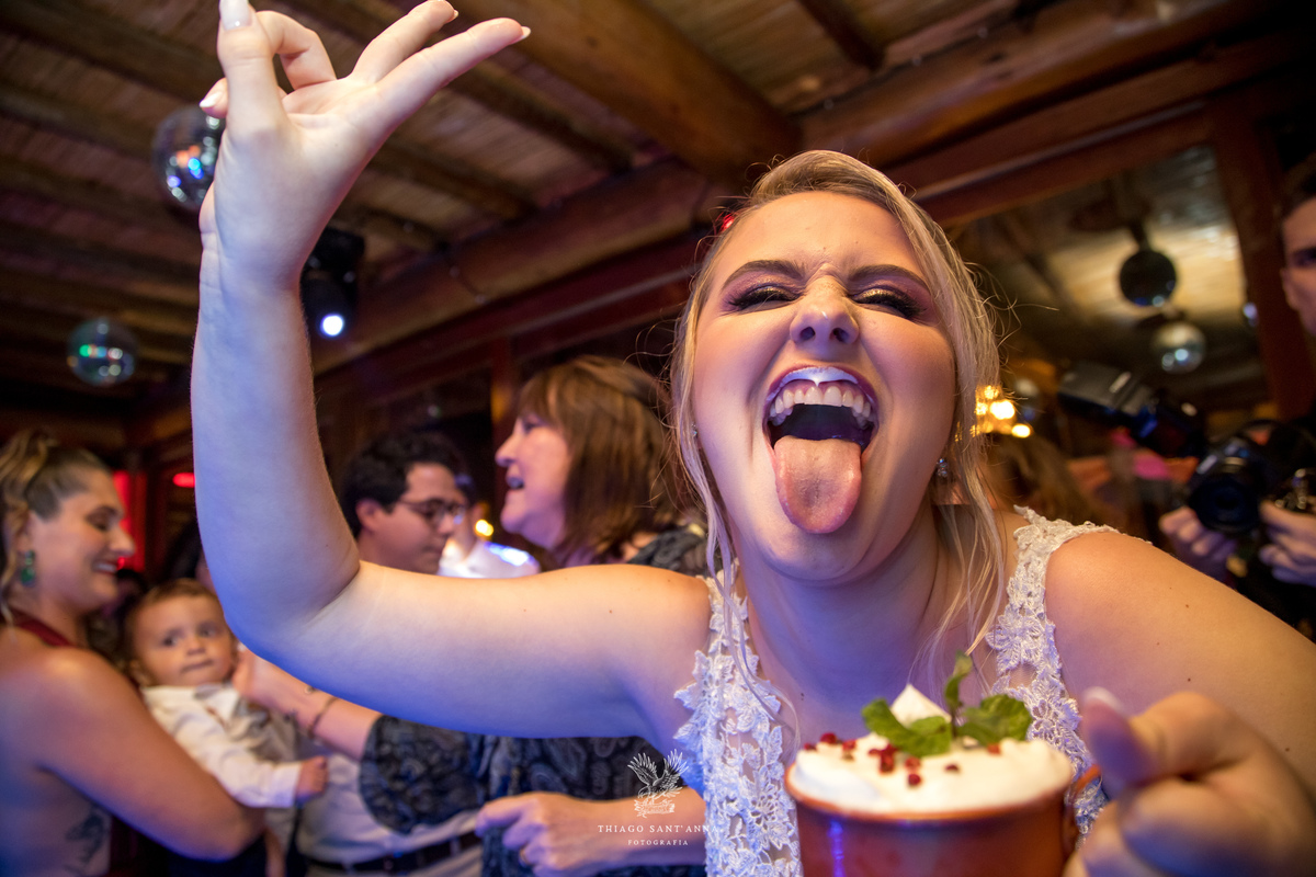 Noiva comemora na pista de dança