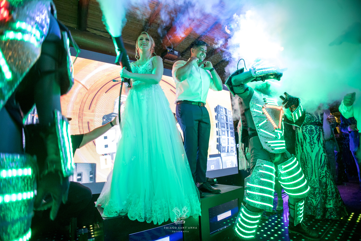 Noiva no palco pistola de fumaça