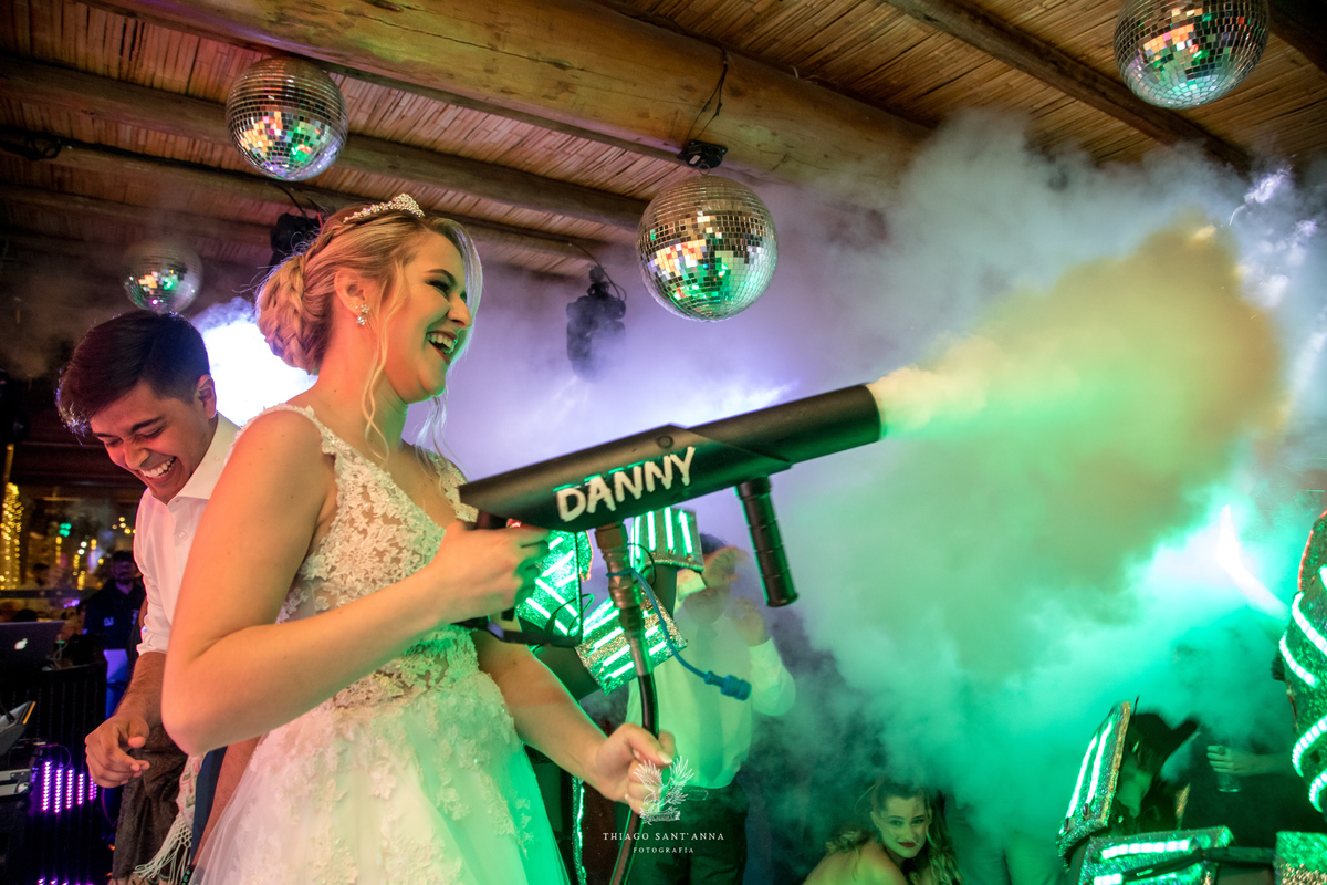 Noiva no palco pistola de fumaça