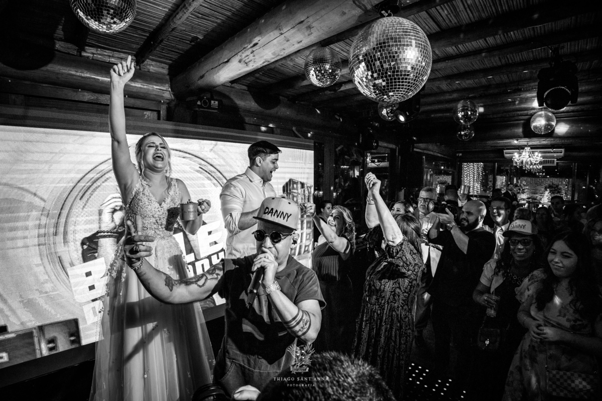 Noivos na palco preto e branco