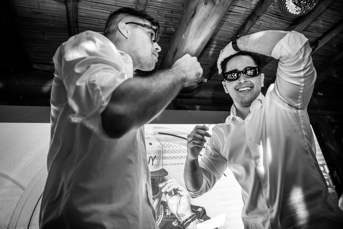 Noivo dança com padrinhos pista de dança