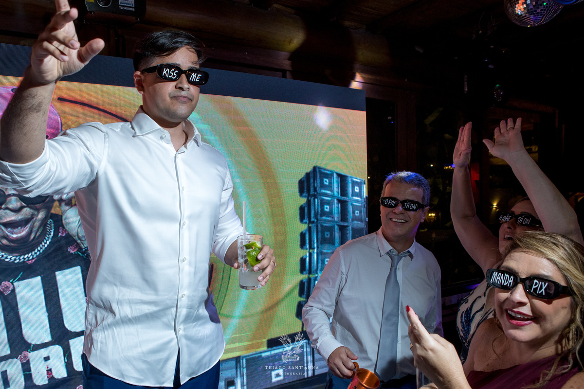 Noivo comemora no palco