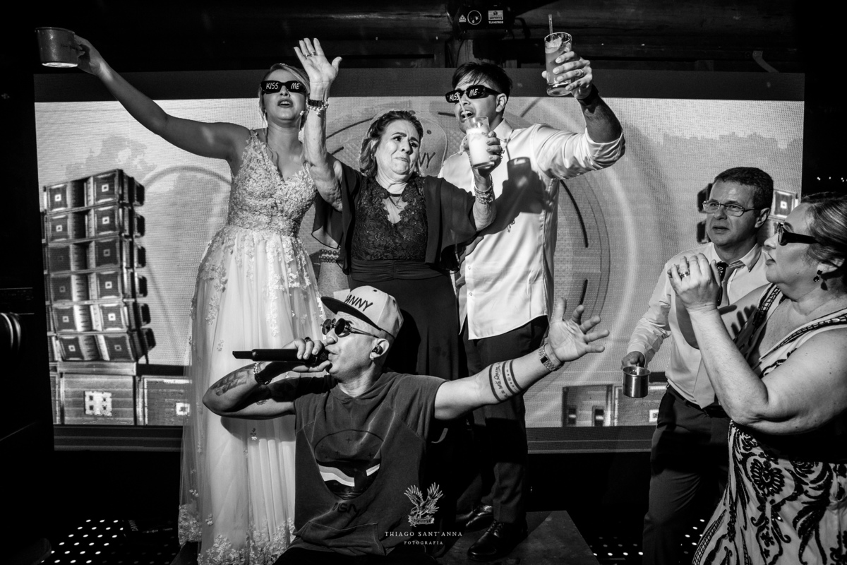 Noivos comemoram no palco preto e branco