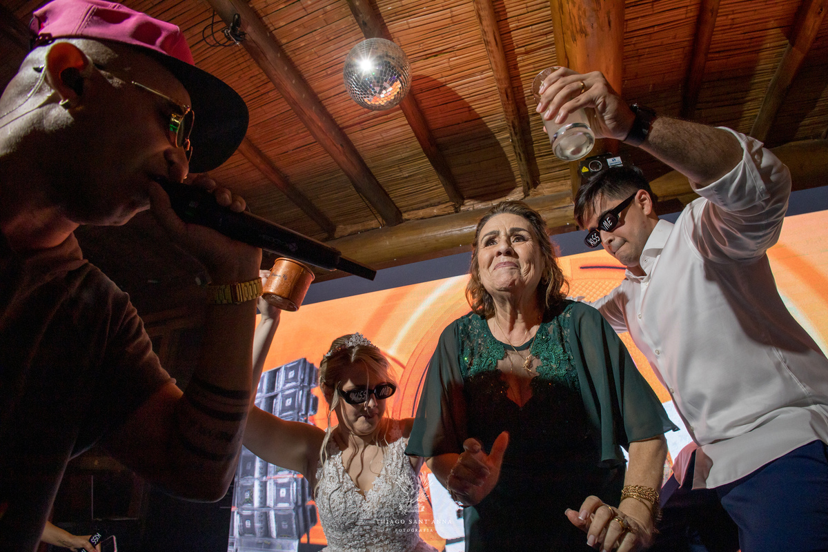 Noivos comemoram com avó no palco