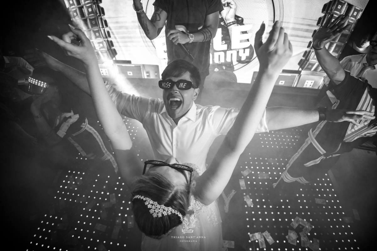 Noivos comemoram na pista de dança