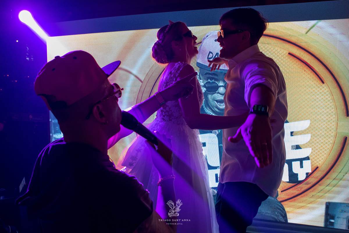 Noivos comemoram no palco