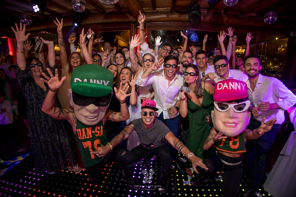 noivos e convidados na pista de dança posam para foto coletiva