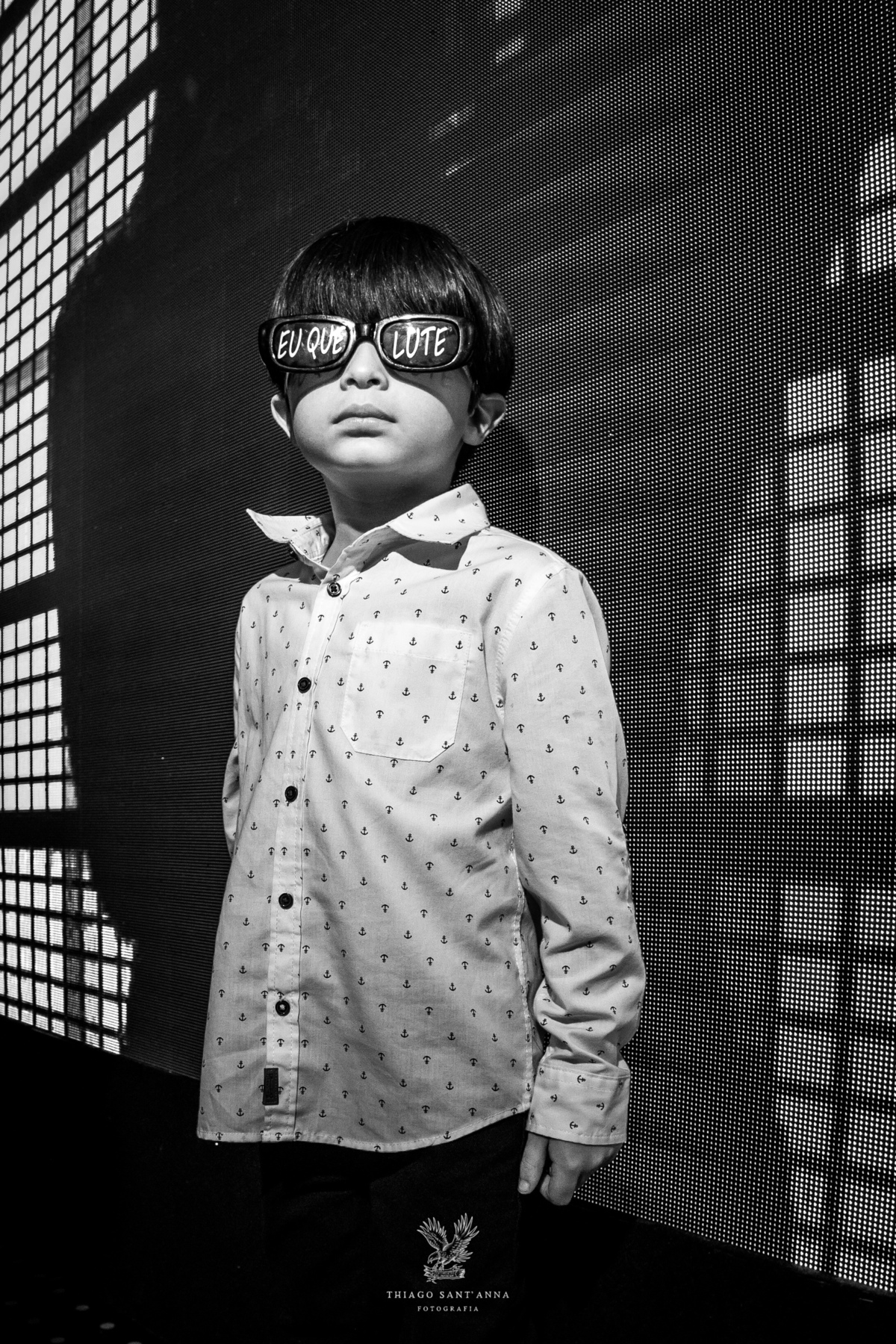 Criança observa preto e branco