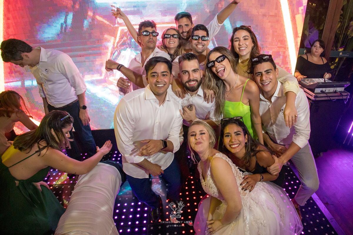 Grupo posa com os noivos na pista de dança