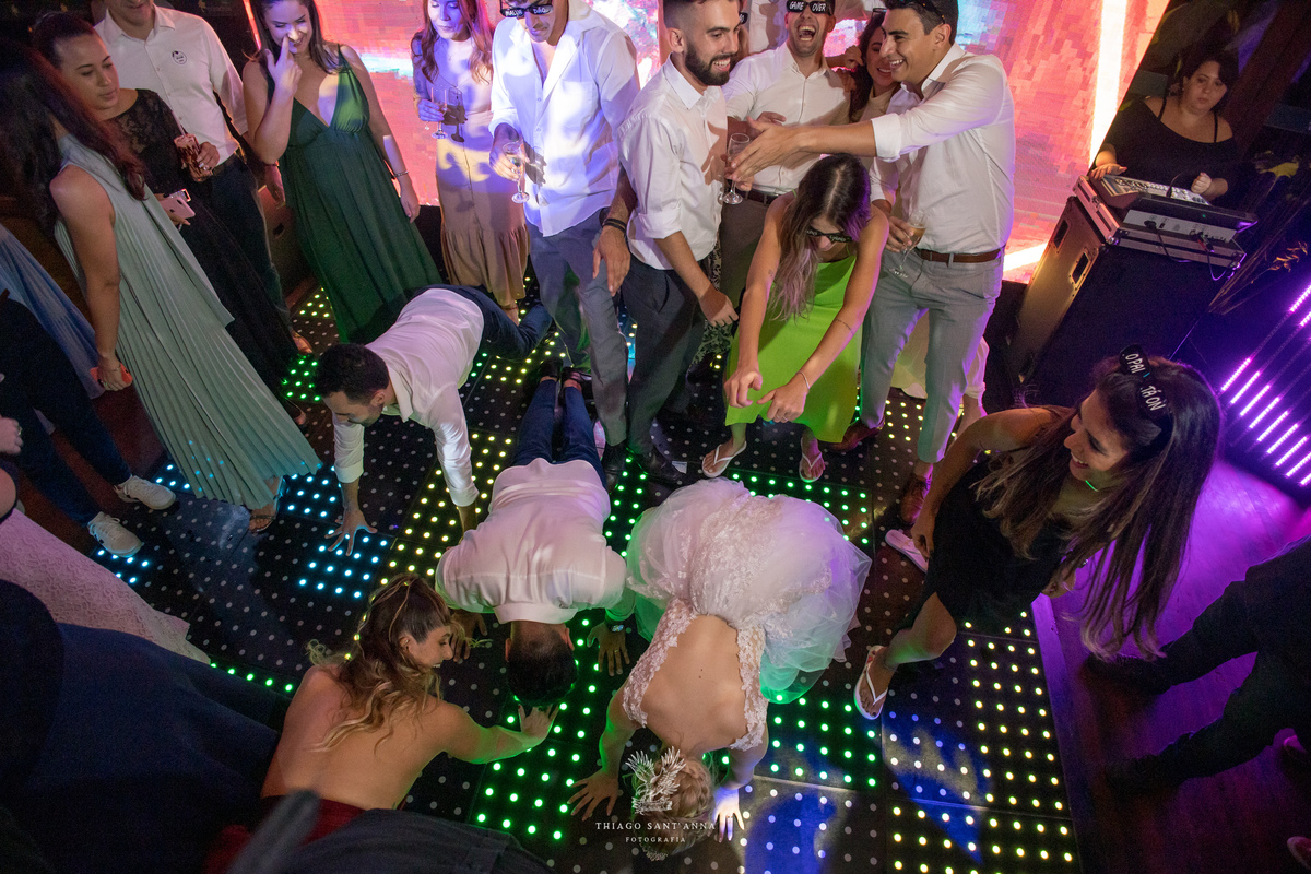 Noivos dançam no chão pista de dança