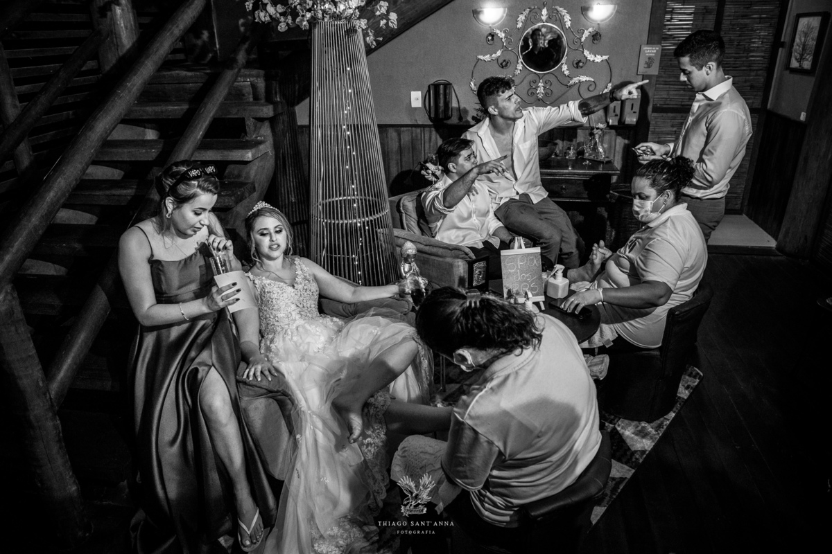 Noivos no spa dos pés preto e branco