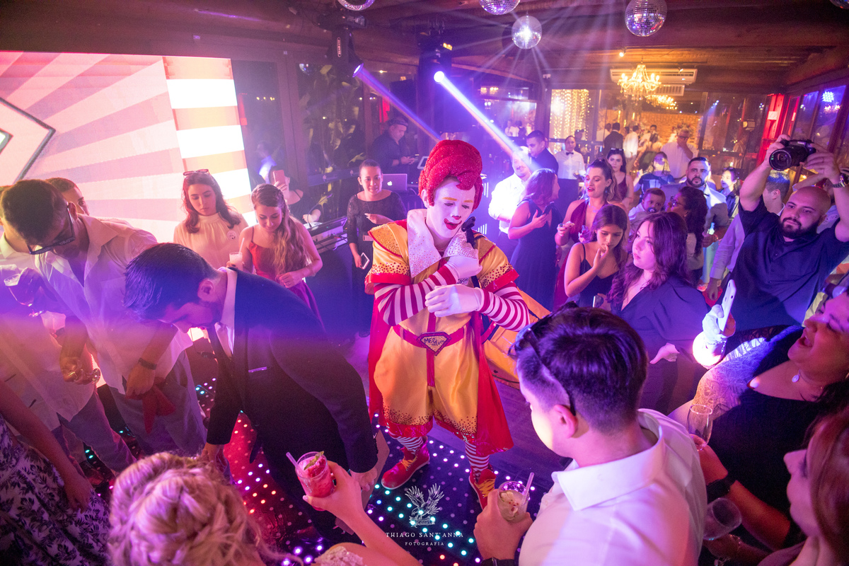 MC Nelson distribui hambúrguer pista de dança 