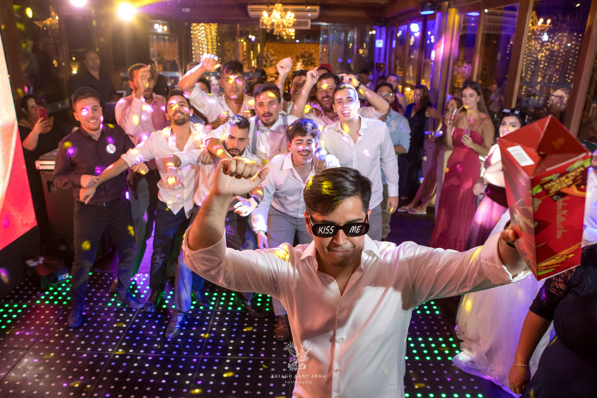 Noivo joga caixa de bebida