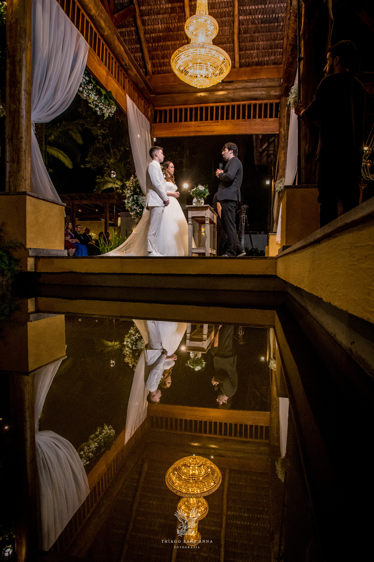 Noivos no altar pastor realiza cerimônia