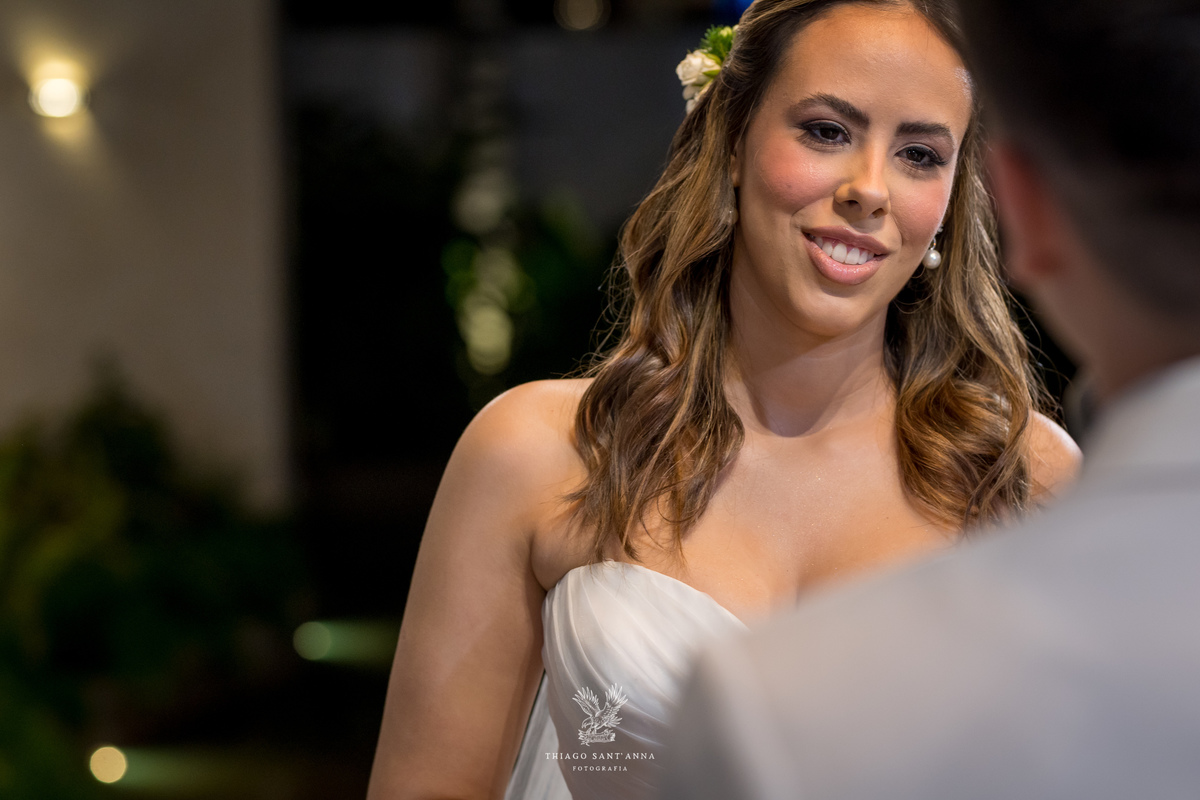 Noivos no altar pastor realiza cerimônia