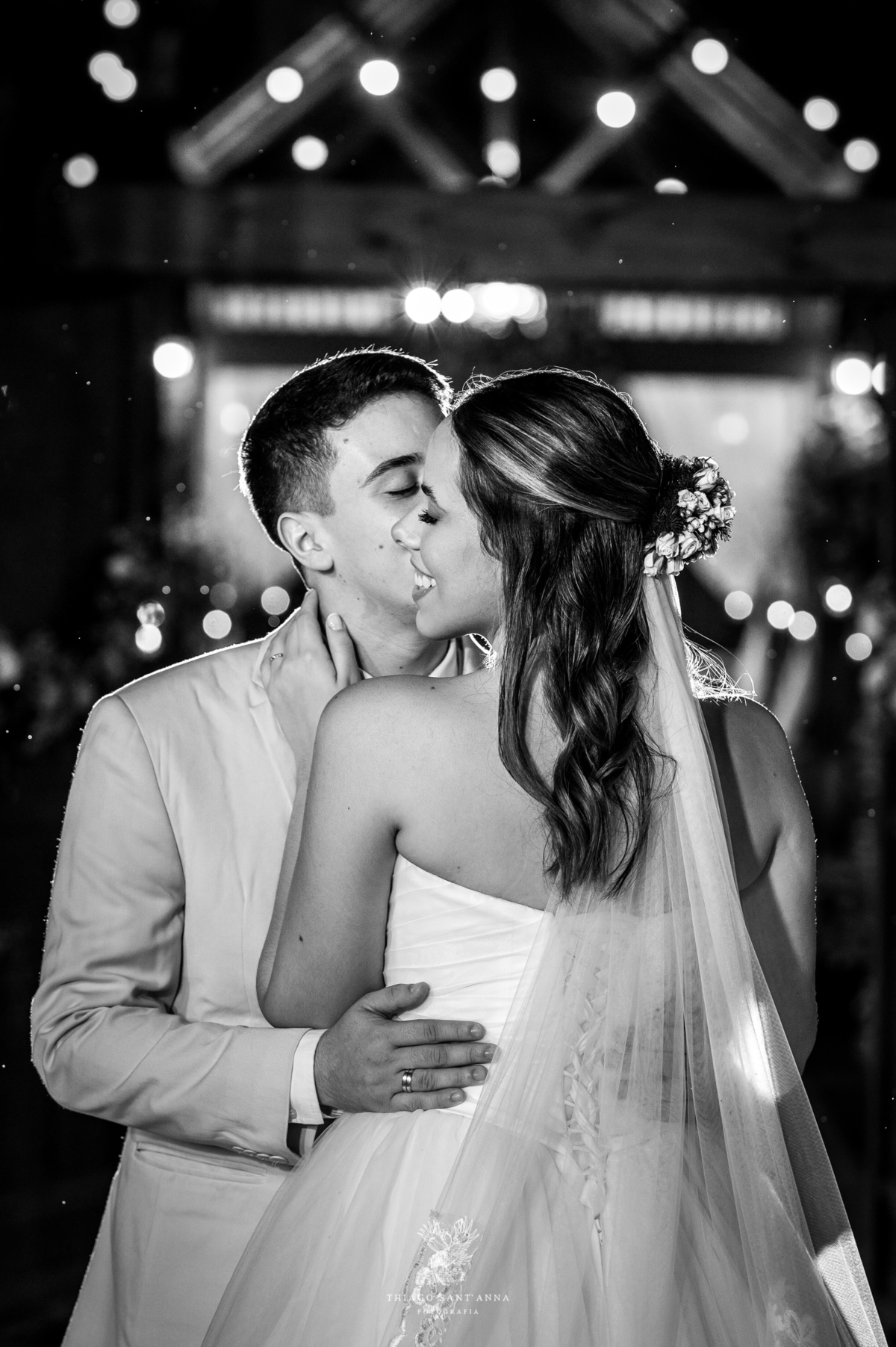 Noivos posam preto e branco