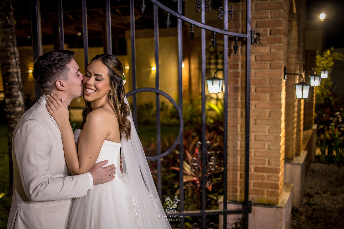 Noivos posam entrada da área de cerimônia