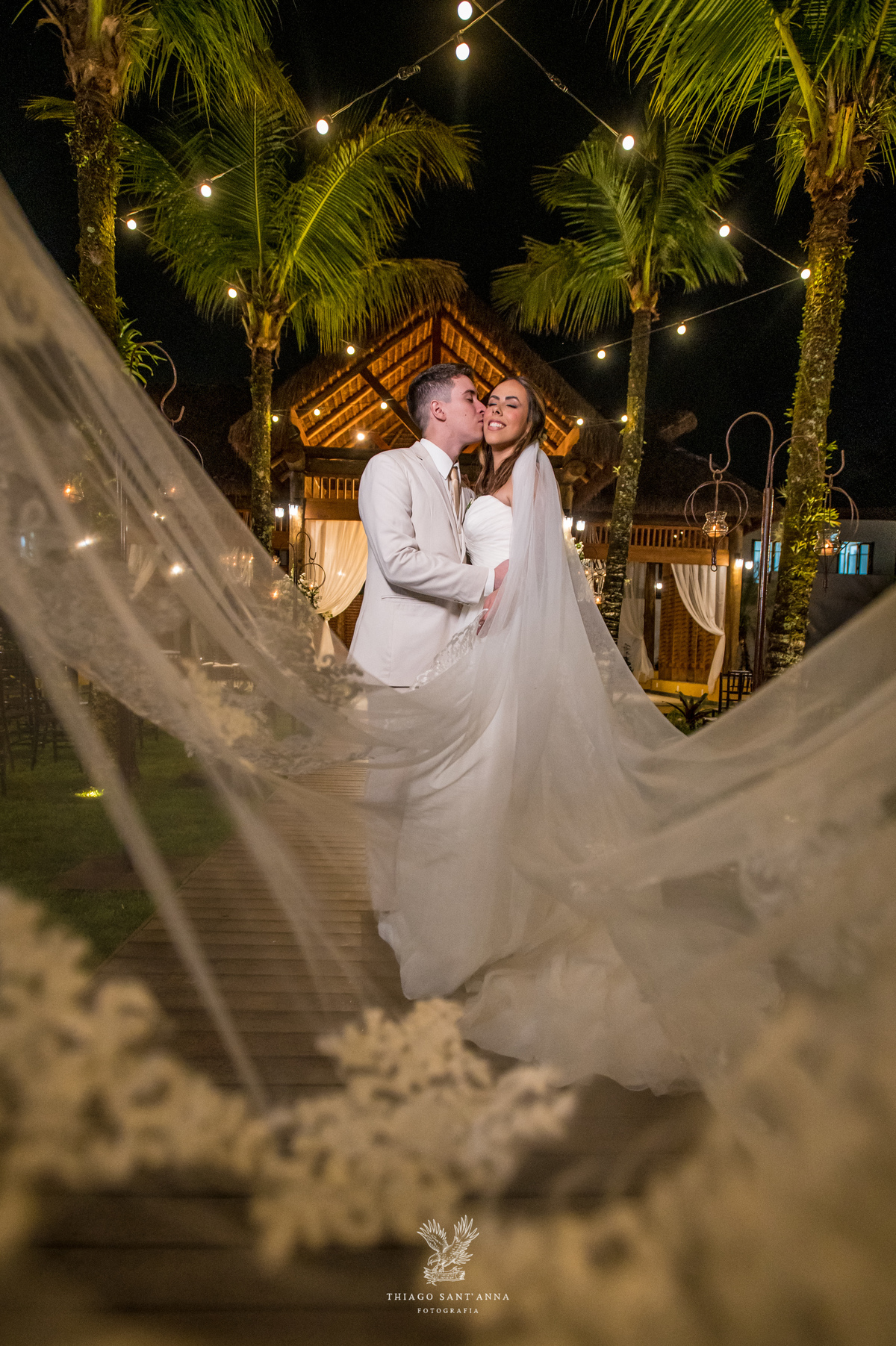 Noivo beija noiva véu 