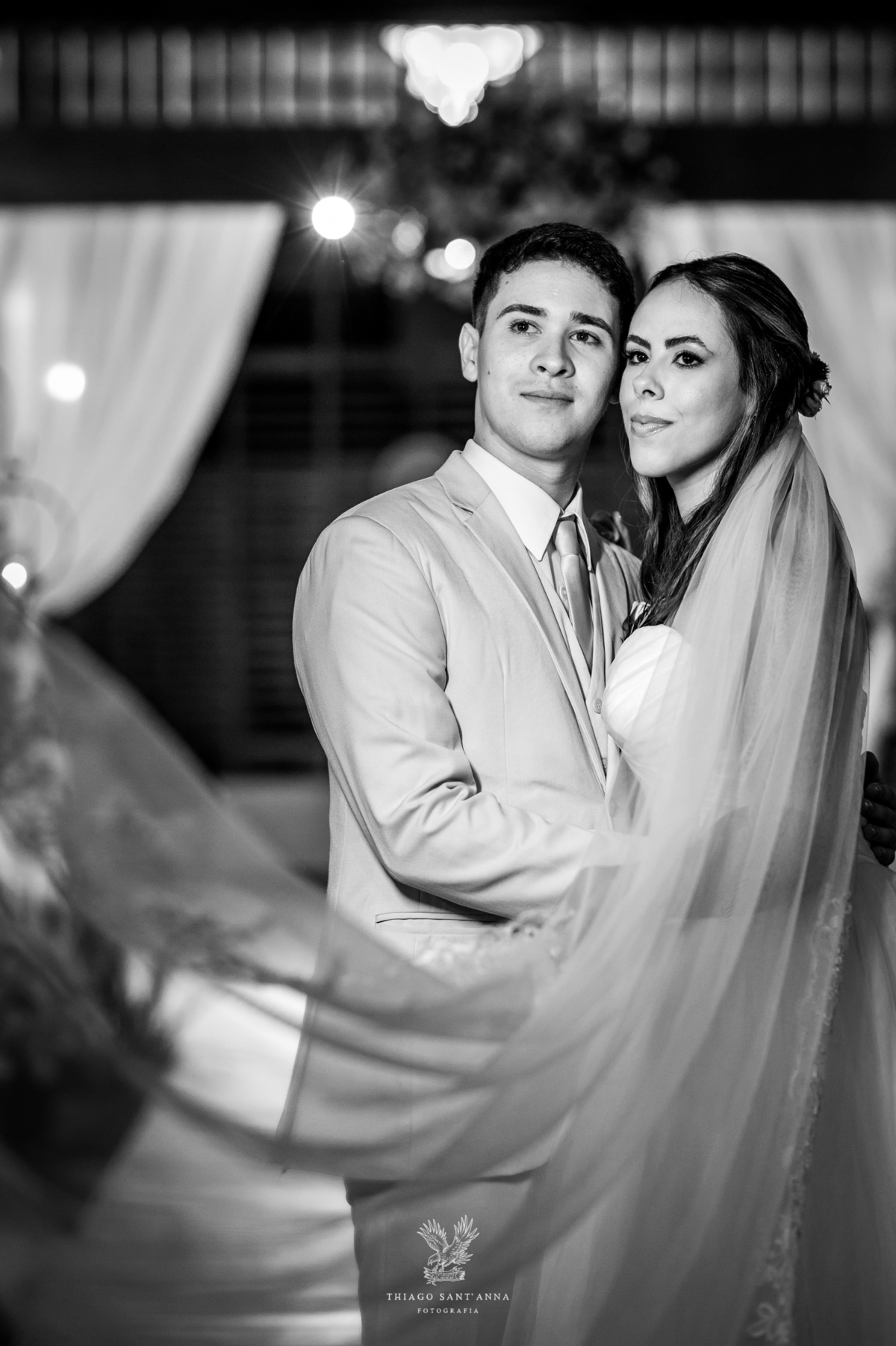 Noivos posam véu preto e branco