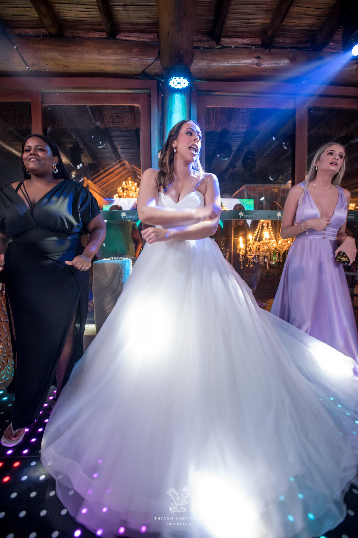 Noiva dança na pista com convidadas