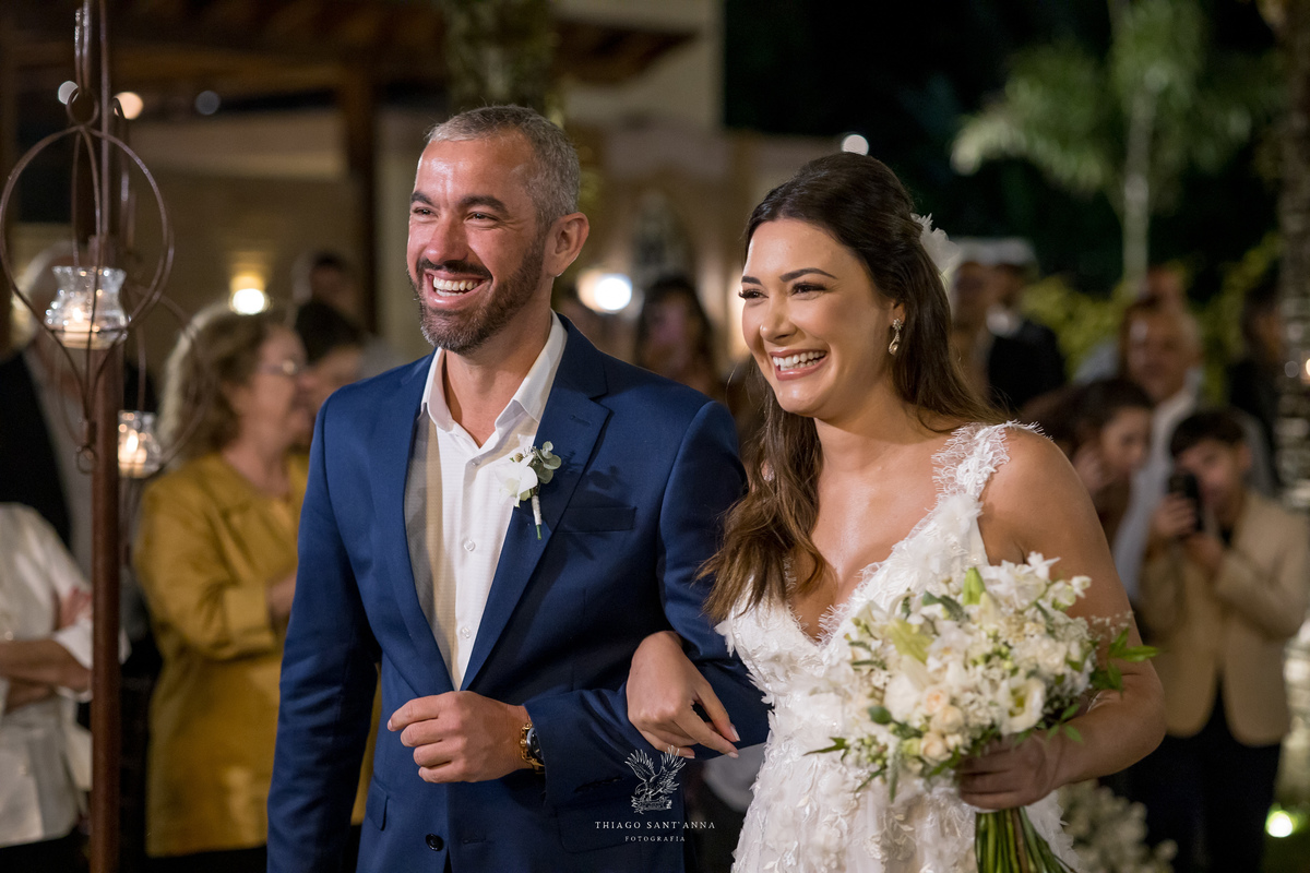 Noivos sorrindo no altar