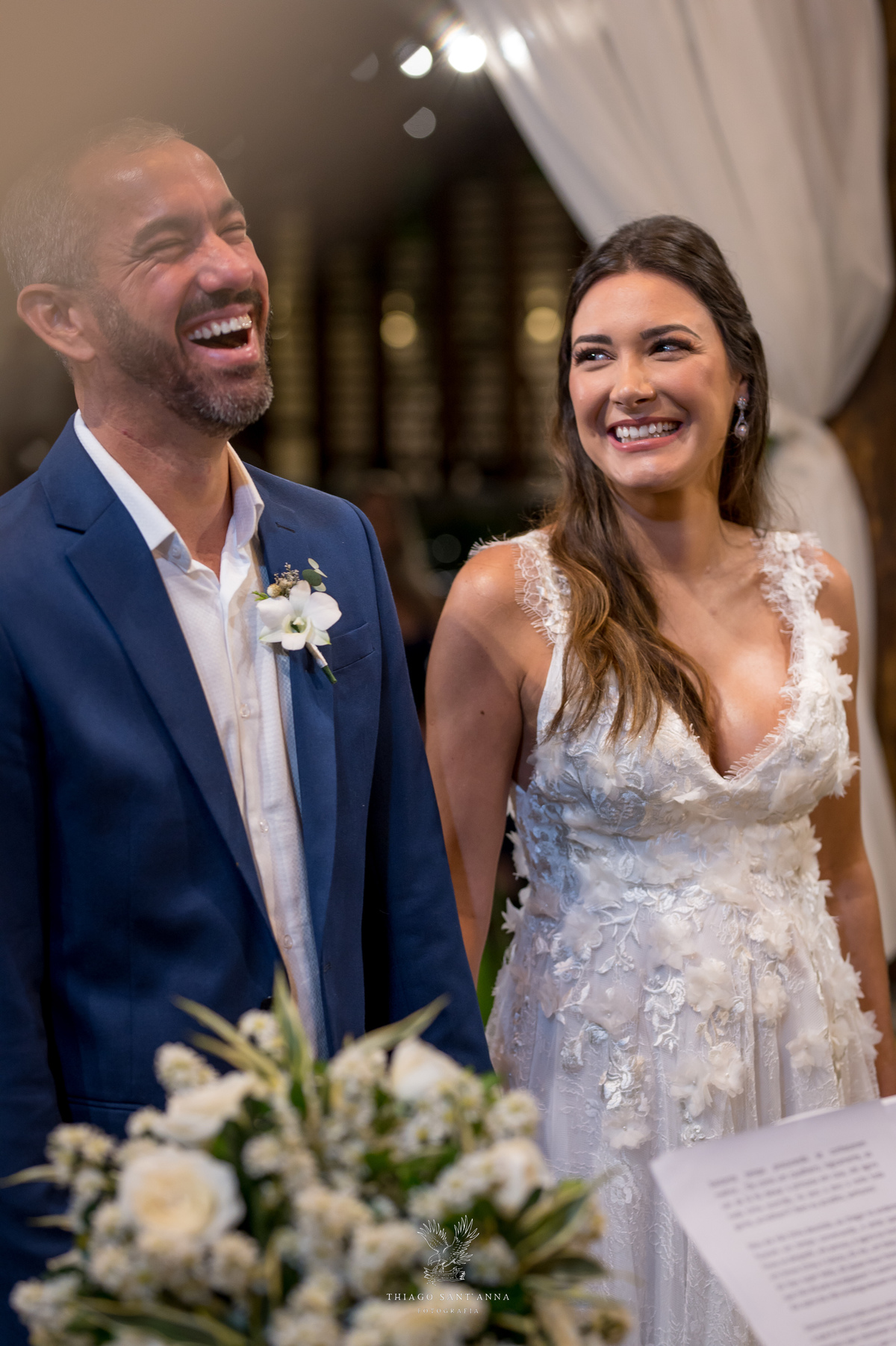 Noivos sorrindo no altar