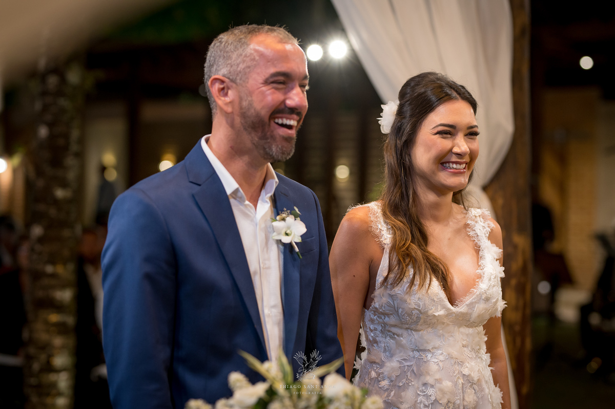 Noivos sorrindo no altar