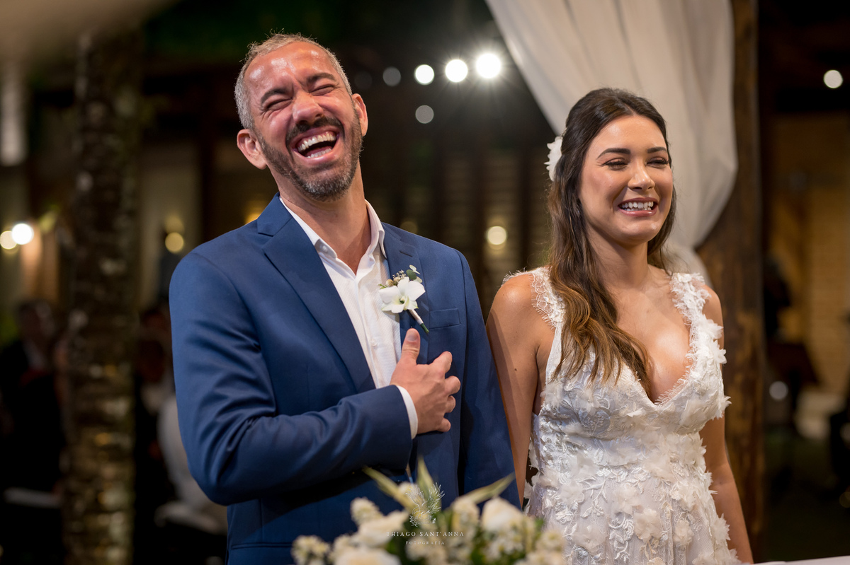 Noivos sorrindo no altar