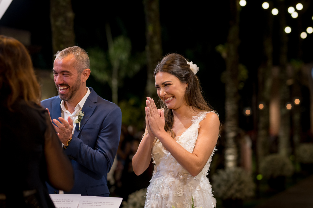Noivos sorrindo no altar