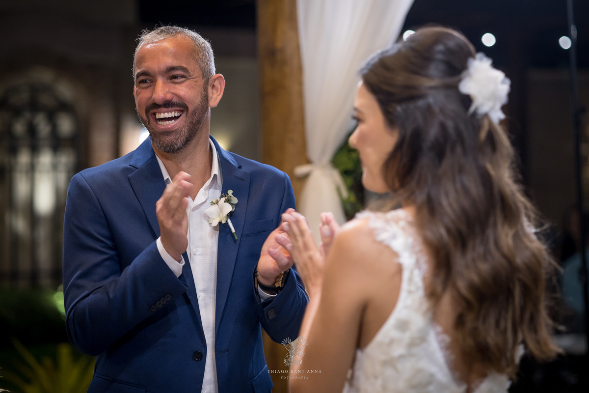 Noivos sorrindo no altar