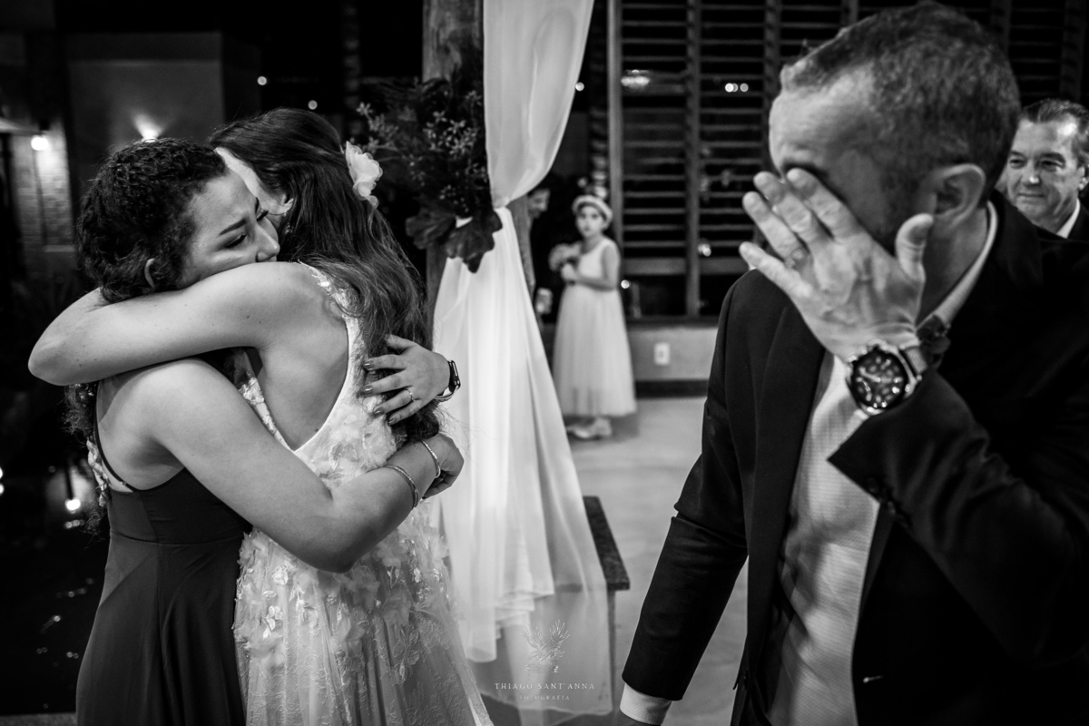 Familiar abraça noivo noivo emocionado preto e branco