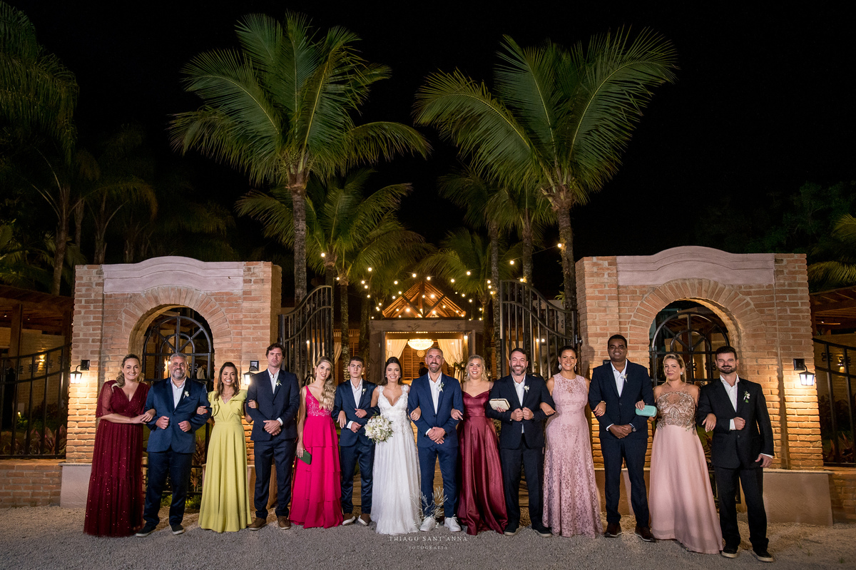 Noivos com padrinhos e madrinhas