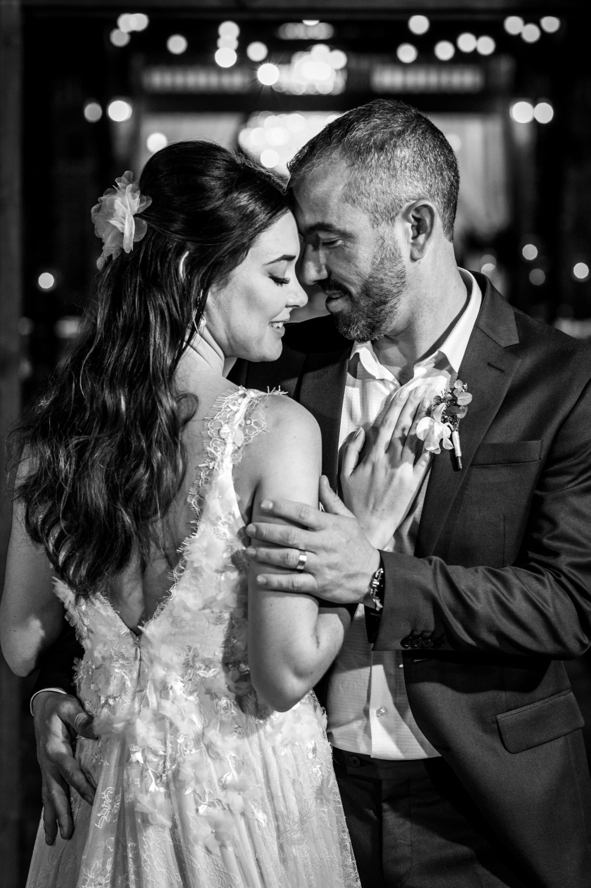 Noivos abraçados preto e branco