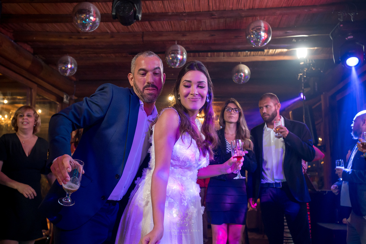 Noivos dançando na pista 