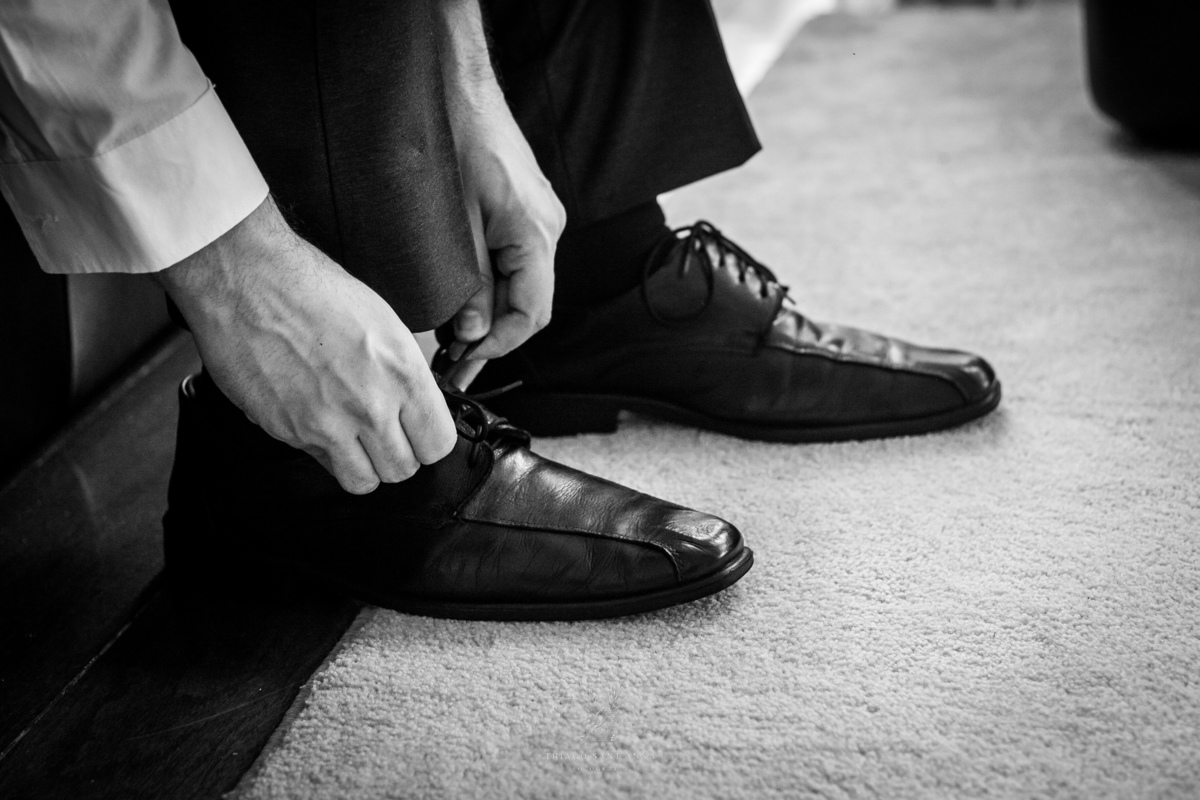 Making of do noivo amarra sapatos preto e branco