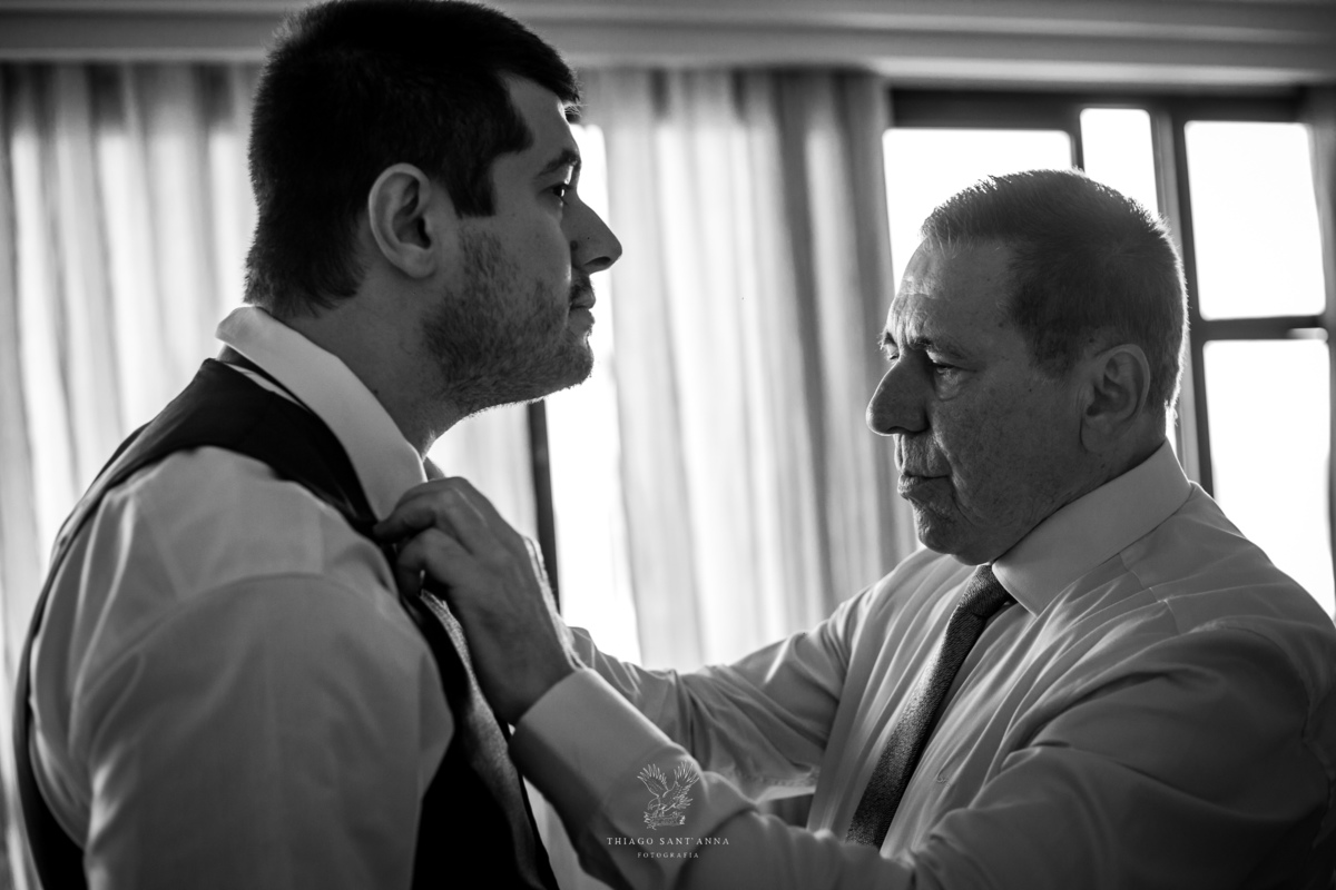 Pai do noivo ajusta gravata preto e branco