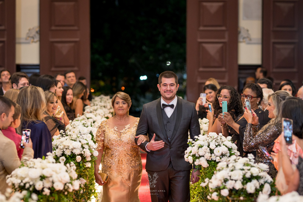 Entrada do noivo na igreja com sua mãe