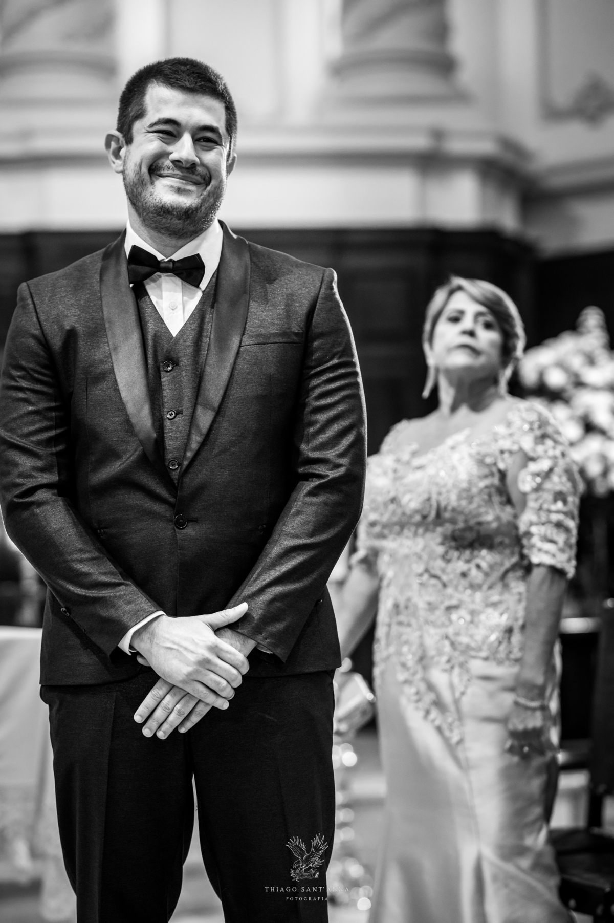 Noivo aguarda no altar