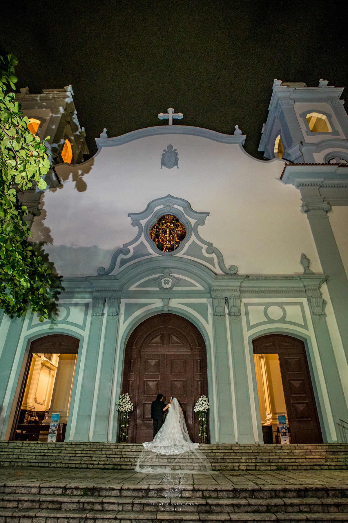 Noiva e seu pai na porta da igreja