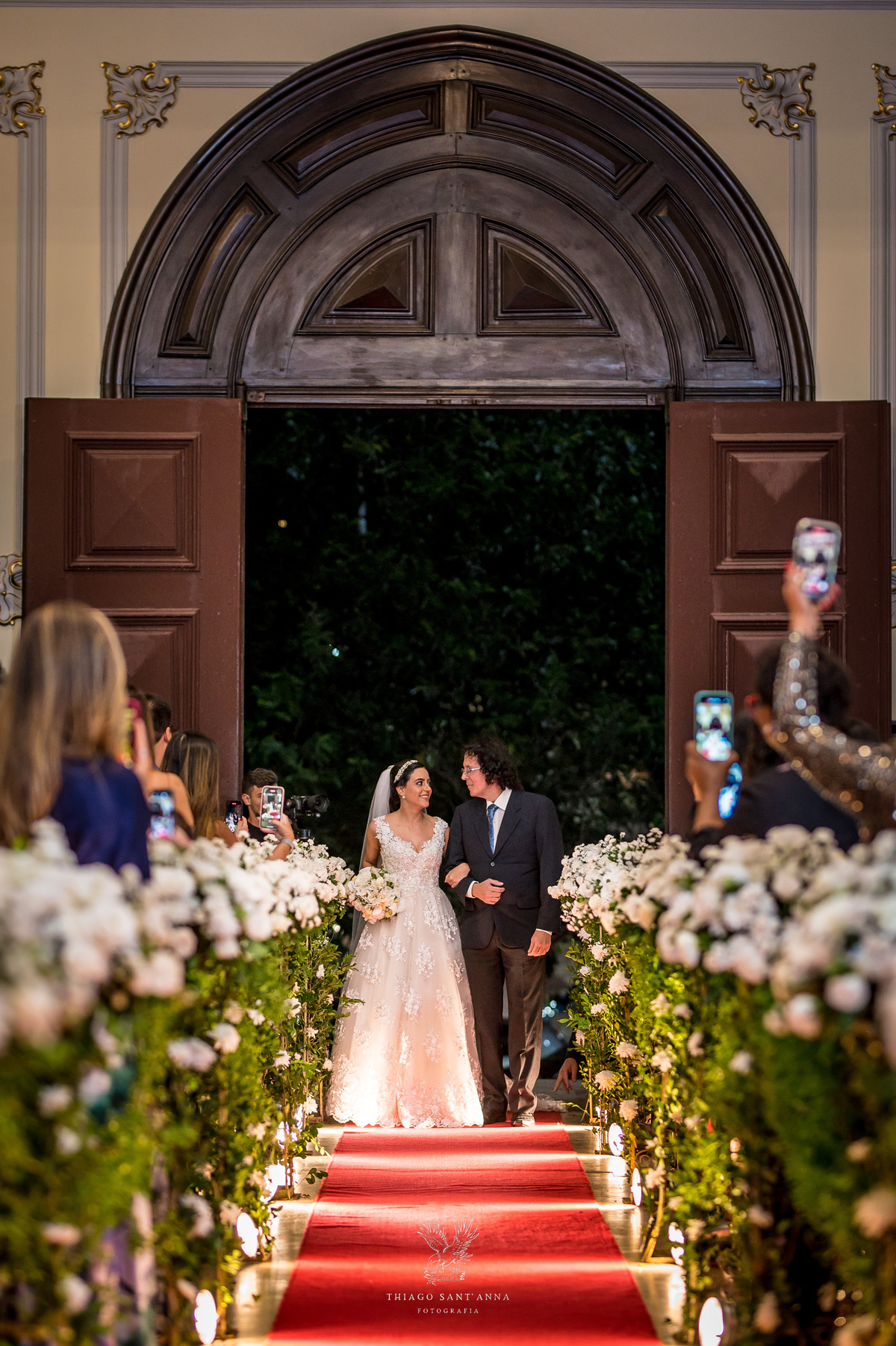 Entrada da noiva com seu pai igreja tapete vermelho