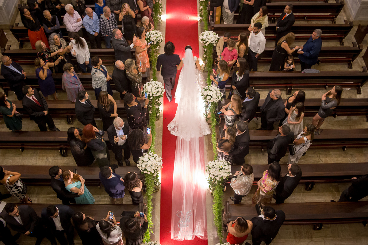 Entrada da noiva com seu pai igreja tapete vermelho