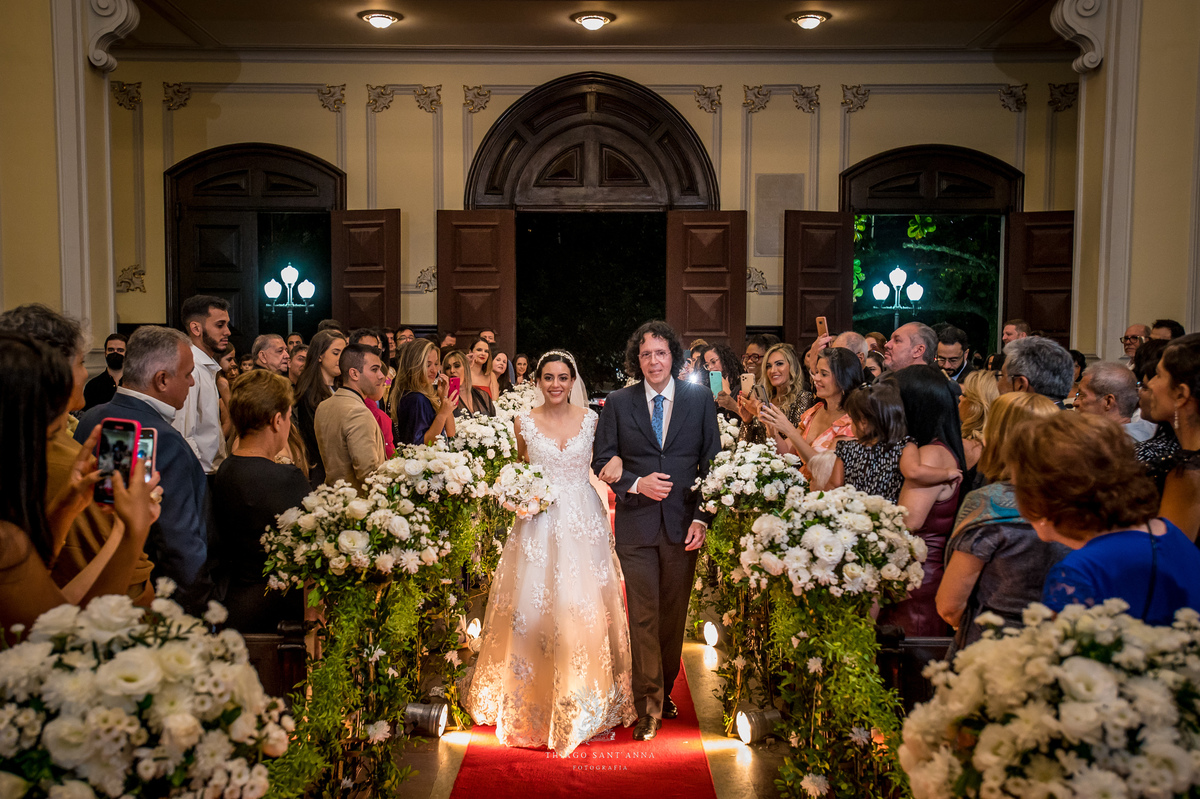 Entrada da noiva com seu pai igreja tapete vermelho