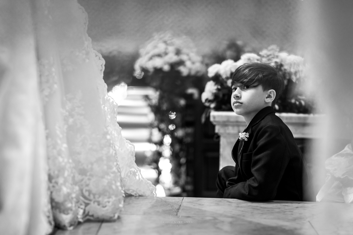 Criança observa noivos no altar preto e branco