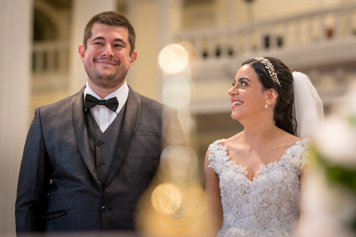 Noivos sorrindo no altar