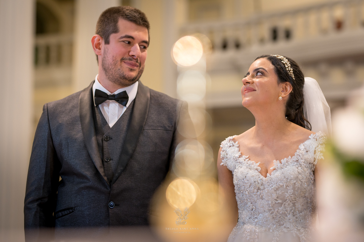 Noivos sorrindo no altar