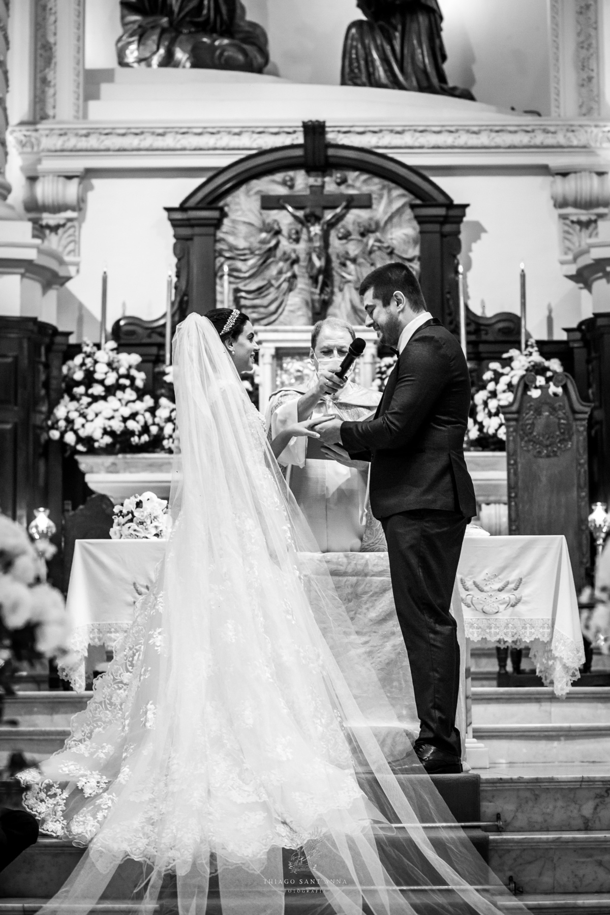 Troca de alianças preto e branco