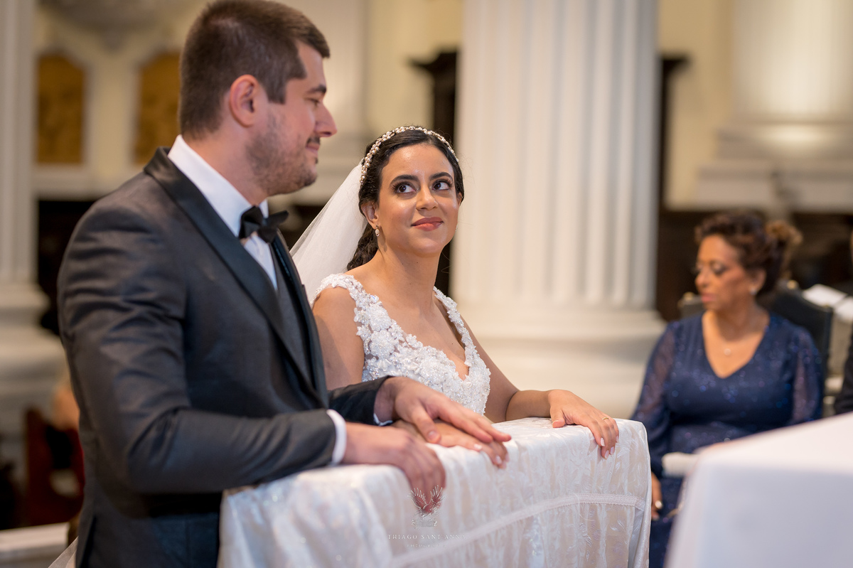 Noivos se observam no altar 