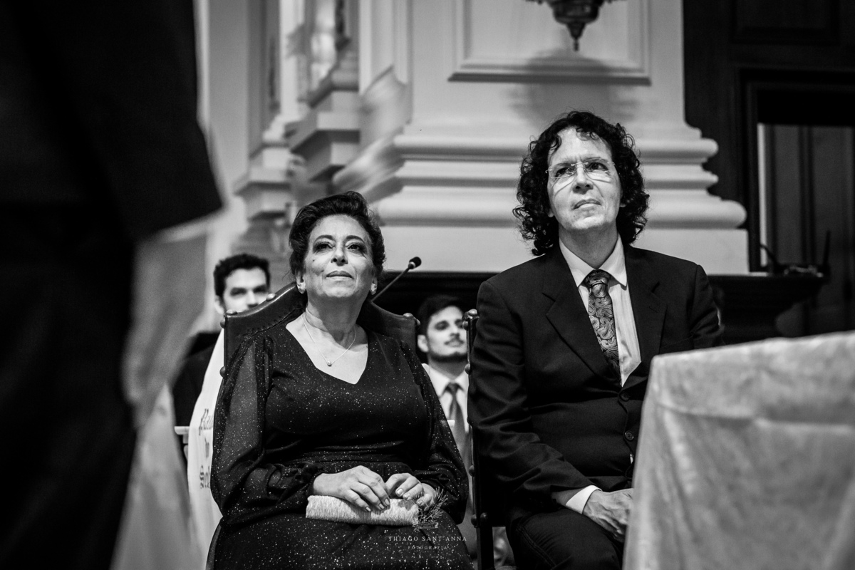 Pais dos noivos observam cerimônia preto e branco